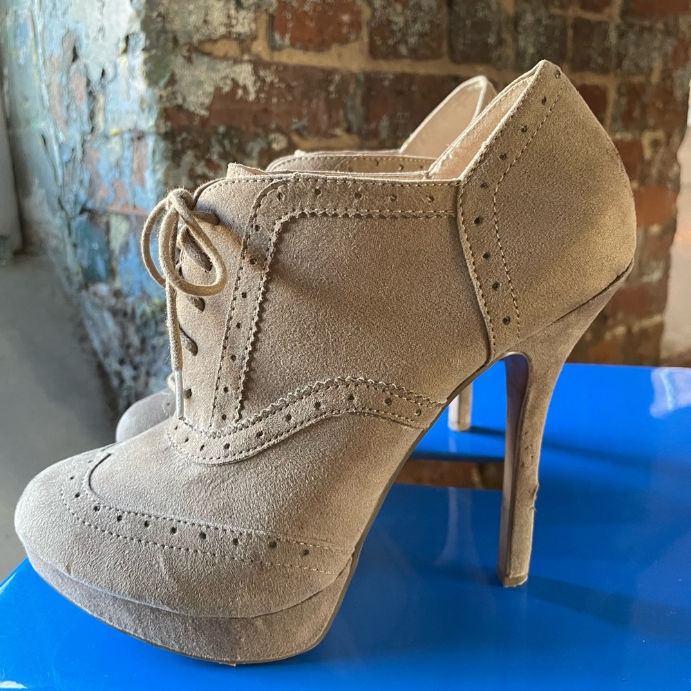 Tan Pumps - Picture 2 of 5